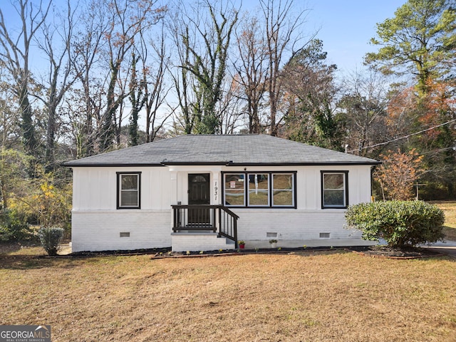 view of front facade with a front yard