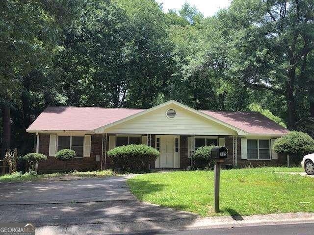 ranch-style home with a front lawn