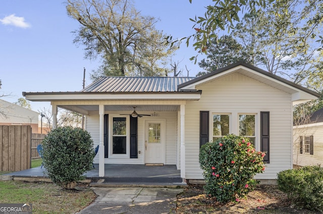 view of front facade featuring ceiling fan and a porch