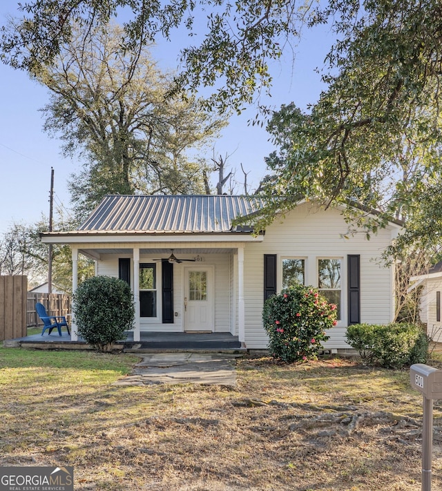 view of front facade featuring covered porch and a front lawn