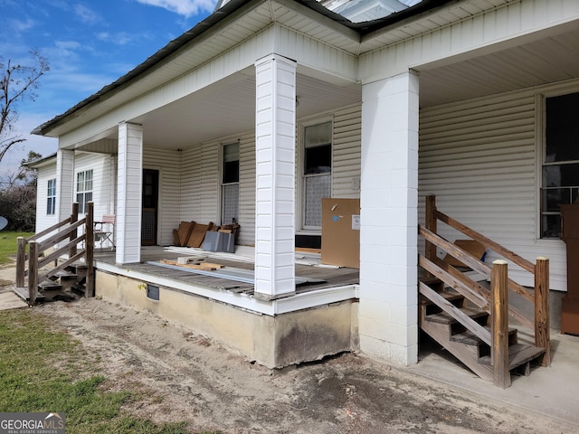 property entrance featuring a porch