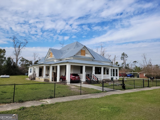 farmhouse-style home featuring a front lawn