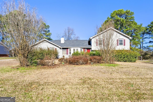 view of front of property featuring a front lawn