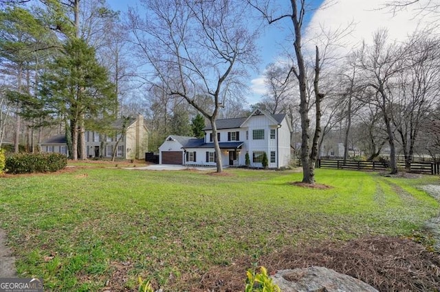 view of front of house featuring a front yard