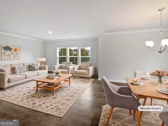 living room featuring dark wood-type flooring, crown molding, and a notable chandelier