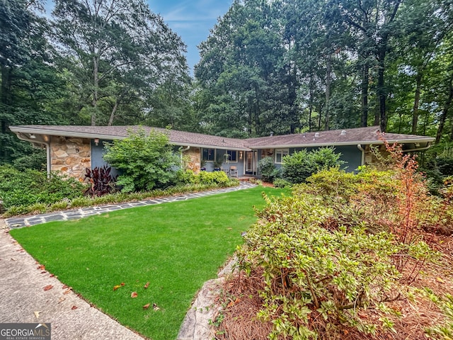 ranch-style home featuring a front yard