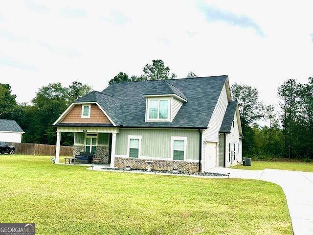 view of front of property with a porch and a front lawn