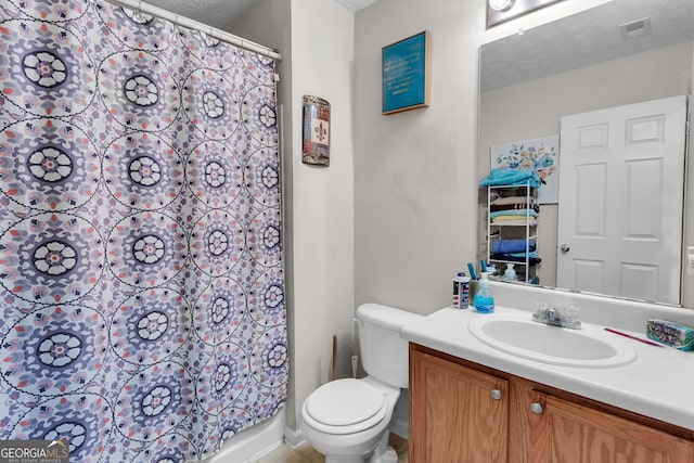 full bath with visible vents, a shower with shower curtain, toilet, a textured ceiling, and vanity