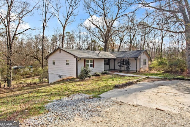 view of front of property featuring a front lawn