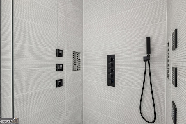 bathroom featuring a tile shower