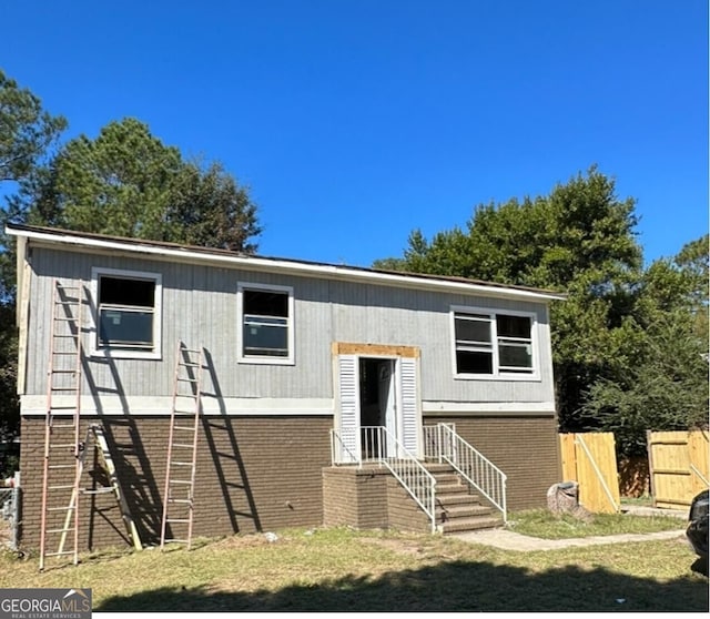 split foyer home with a front yard