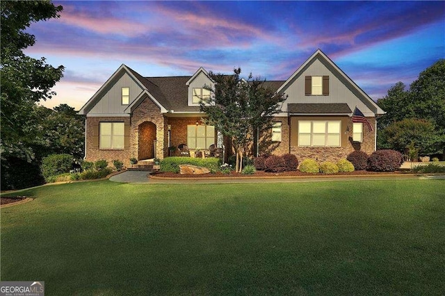 view of front of house featuring a lawn