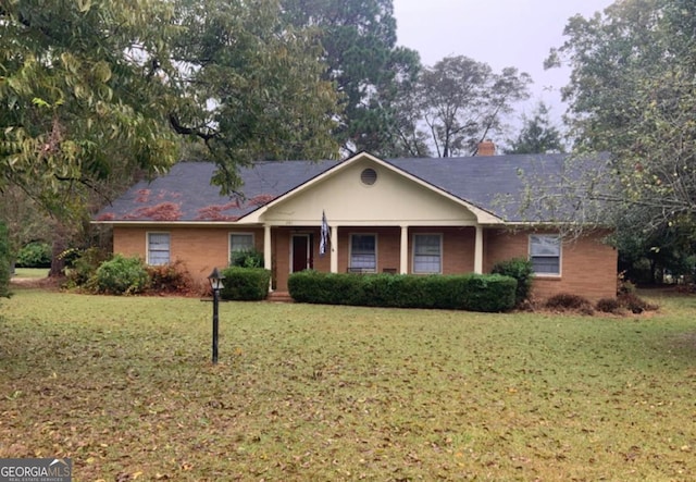 ranch-style home featuring a front lawn