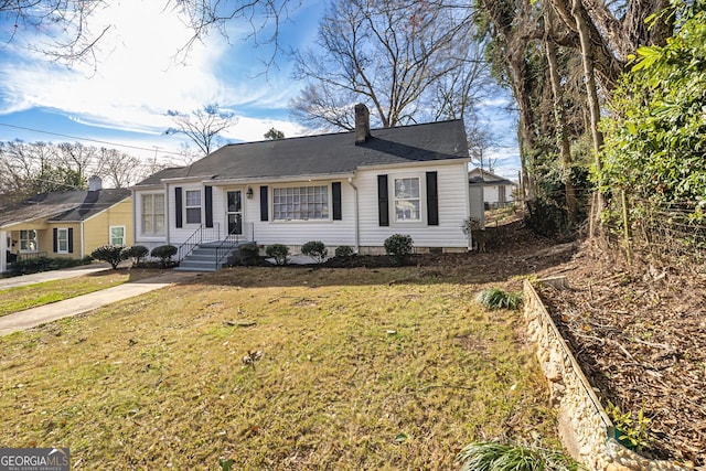 view of front of house featuring a front lawn