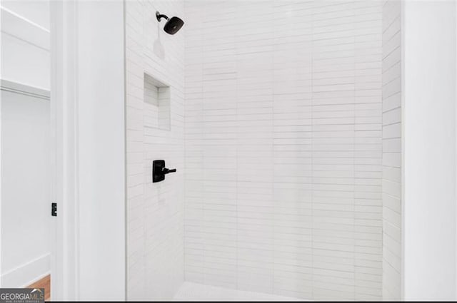 room details featuring tiled shower