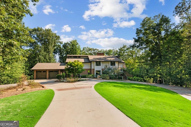 view of front facade featuring a front lawn and a garage