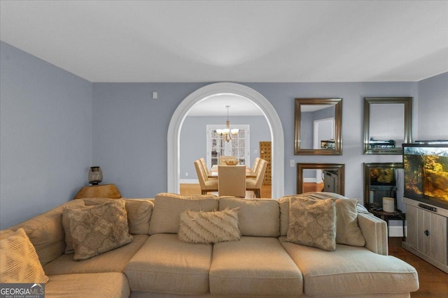 living room featuring a chandelier and arched walkways