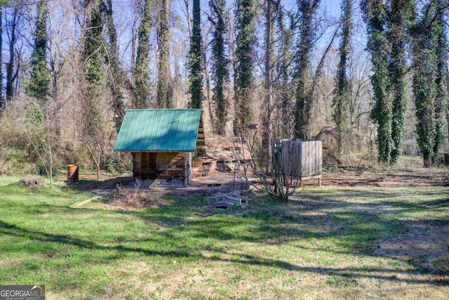 view of property's community featuring a lawn