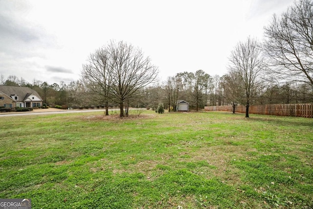 view of yard featuring a shed