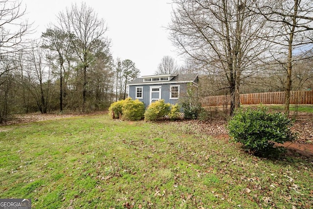 view of yard with an outbuilding