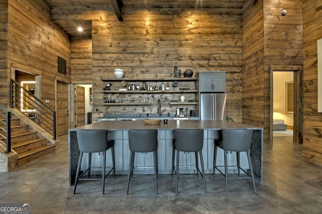 415 Green Ridge Trl, Blue Ridge, GA 30513 - kitchen featuring sink, a breakfast bar, a towering ceiling, high quality fridge, and a spacious island