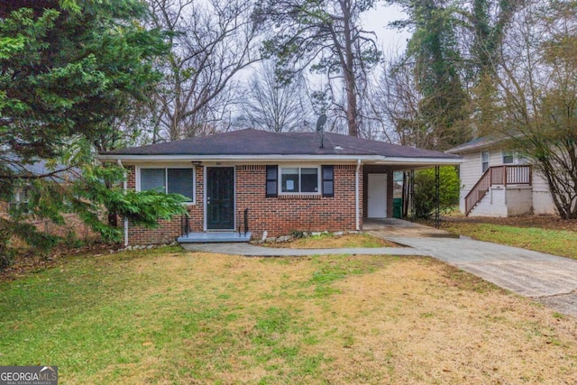 ranch-style home featuring a front lawn and a carport