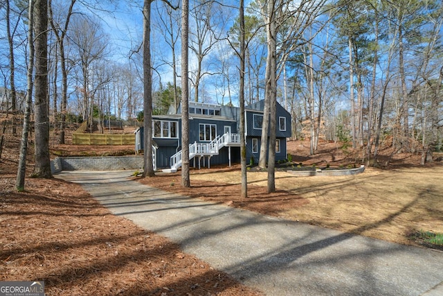 view of front of house with driveway