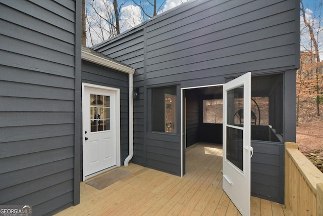 entrance to property featuring a wooden deck