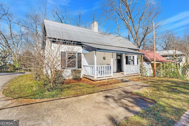 view of front of home with covered porch and a front yard