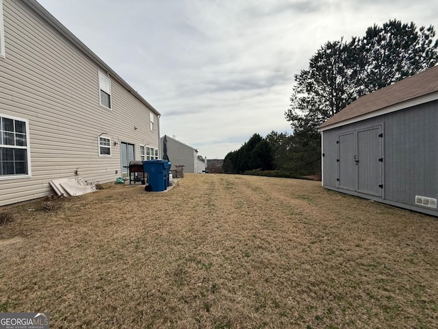 view of yard featuring a storage unit