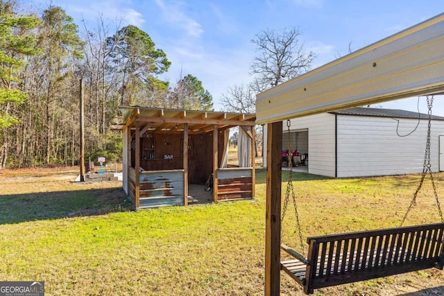 view of yard with an outbuilding