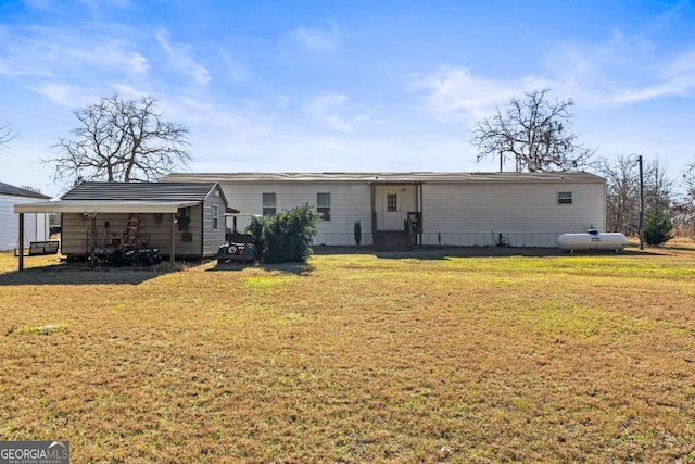 manufactured / mobile home with a front yard