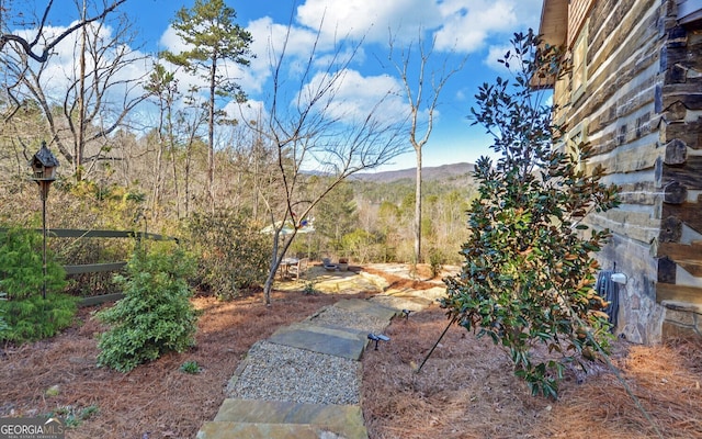 view of yard featuring a mountain view