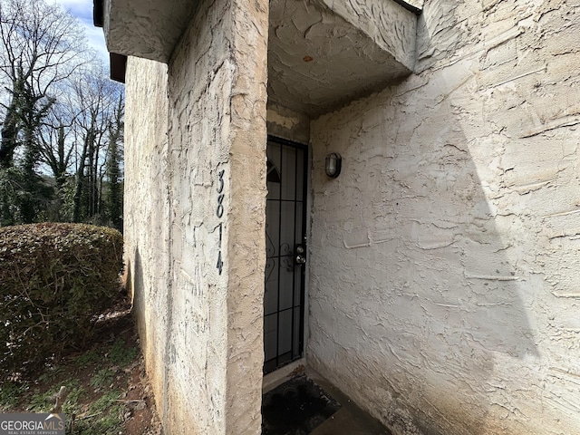 entrance to property with stucco siding