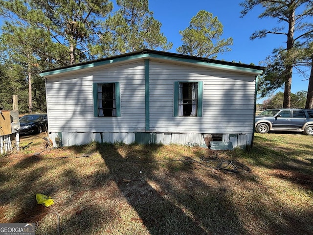 view of side of property featuring a yard