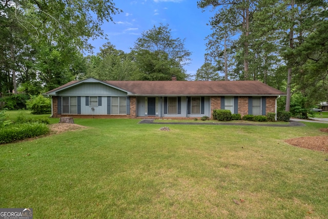 ranch-style house featuring a front yard