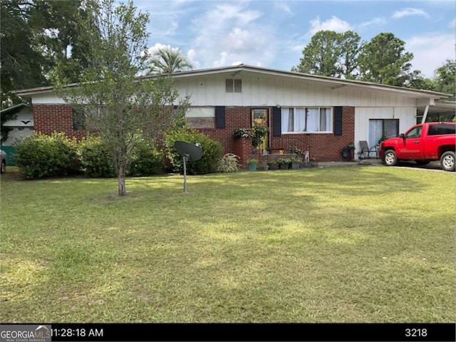 view of front facade with a front yard