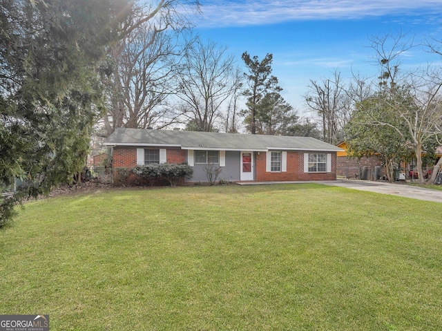 single story home with a front yard