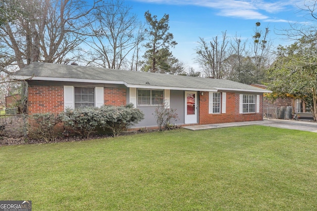 single story home with a front lawn