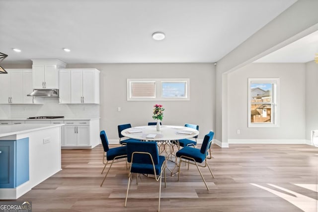 dining area featuring recessed lighting, light wood-type flooring, and baseboards