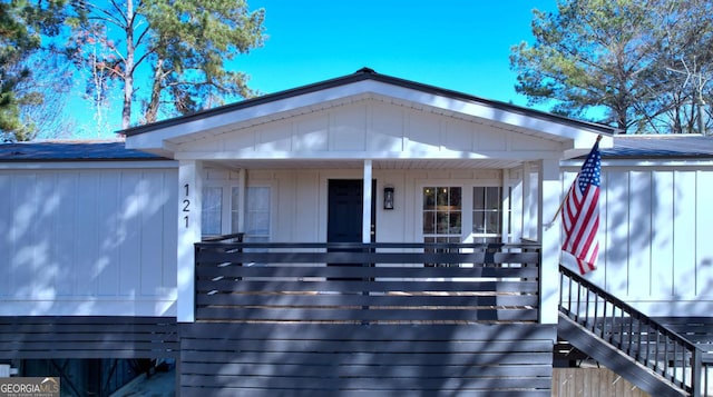 entrance to property with covered porch