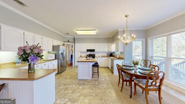 kitchen with sink, pendant lighting, a kitchen island, stainless steel fridge with ice dispenser, and range