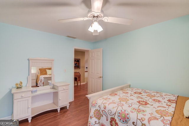 bedroom with a ceiling fan, visible vents, light wood-style flooring, and baseboards