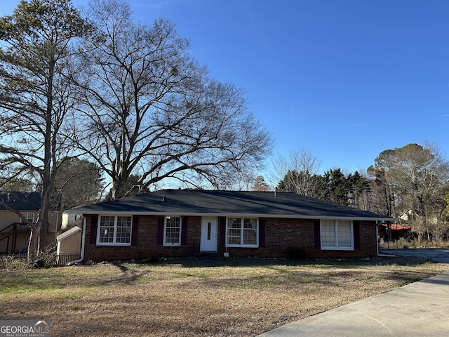 ranch-style house featuring a front yard