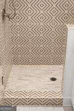 room details featuring tiled shower