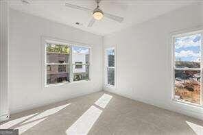 empty room with ceiling fan