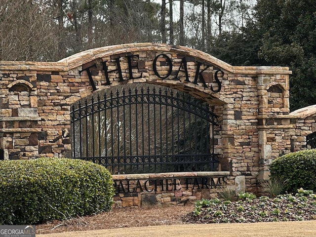 community / neighborhood sign featuring a gate