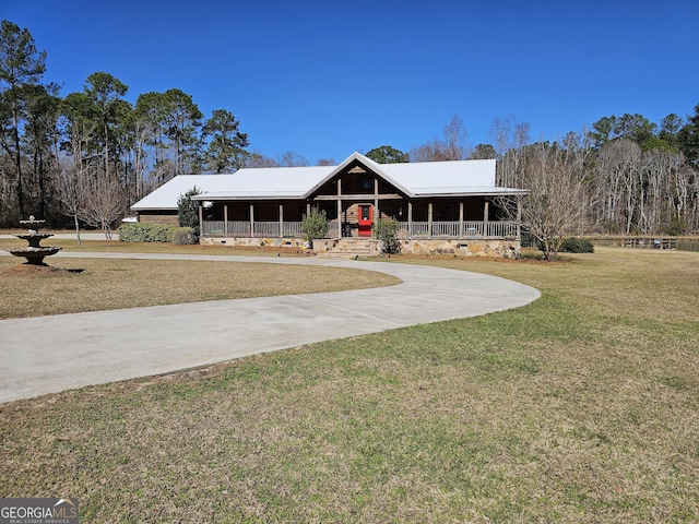 farmhouse-style home with a front lawn and a porch