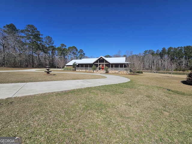 view of front facade featuring a front lawn