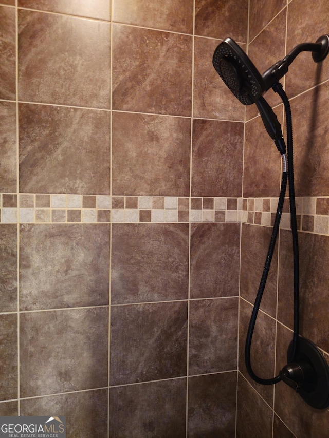 details featuring a tile shower